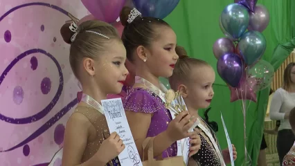 В Нижнекамские юные гимнастки представили свои новые программы на соревнованиях