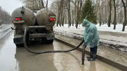 В Нижнекамске откачивают воду с городских дорог и рыхлят снег