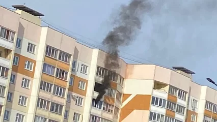 В нижнекамской многоэтажке загорелась квартира
