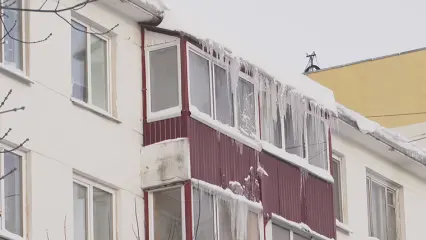 Нижнекамцам напомнили о своевременной очистке козырьков балконов от снега