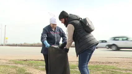 Жители села Нижнекамского района очистили обочину трассы от мусора