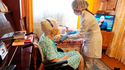 Нижнекамские врачи проводят медосмотр ветеранов ВОВ на дому
