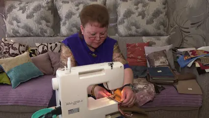 Жительница Нижнекамска шьет мини-подушки для бойцов СВО