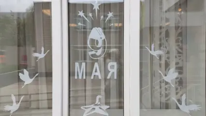 Нижнекамцы активно украшают окна в преддверии 9 Мая