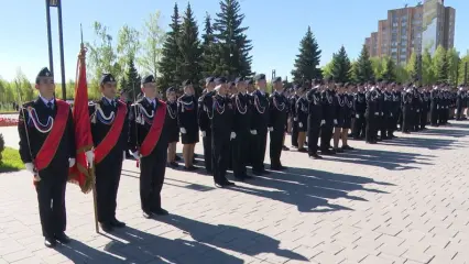 В Нижнекамске выпускники-юнармейцы простились со знаменем лицея у монумента Победы