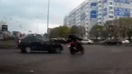 В Нижнекамске мотоциклист с пассажиром попали под колёса авто