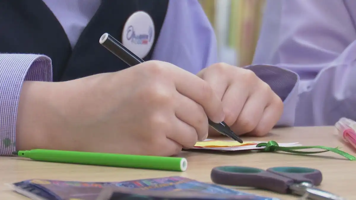 Ученик за партой в школе Нижнекамска