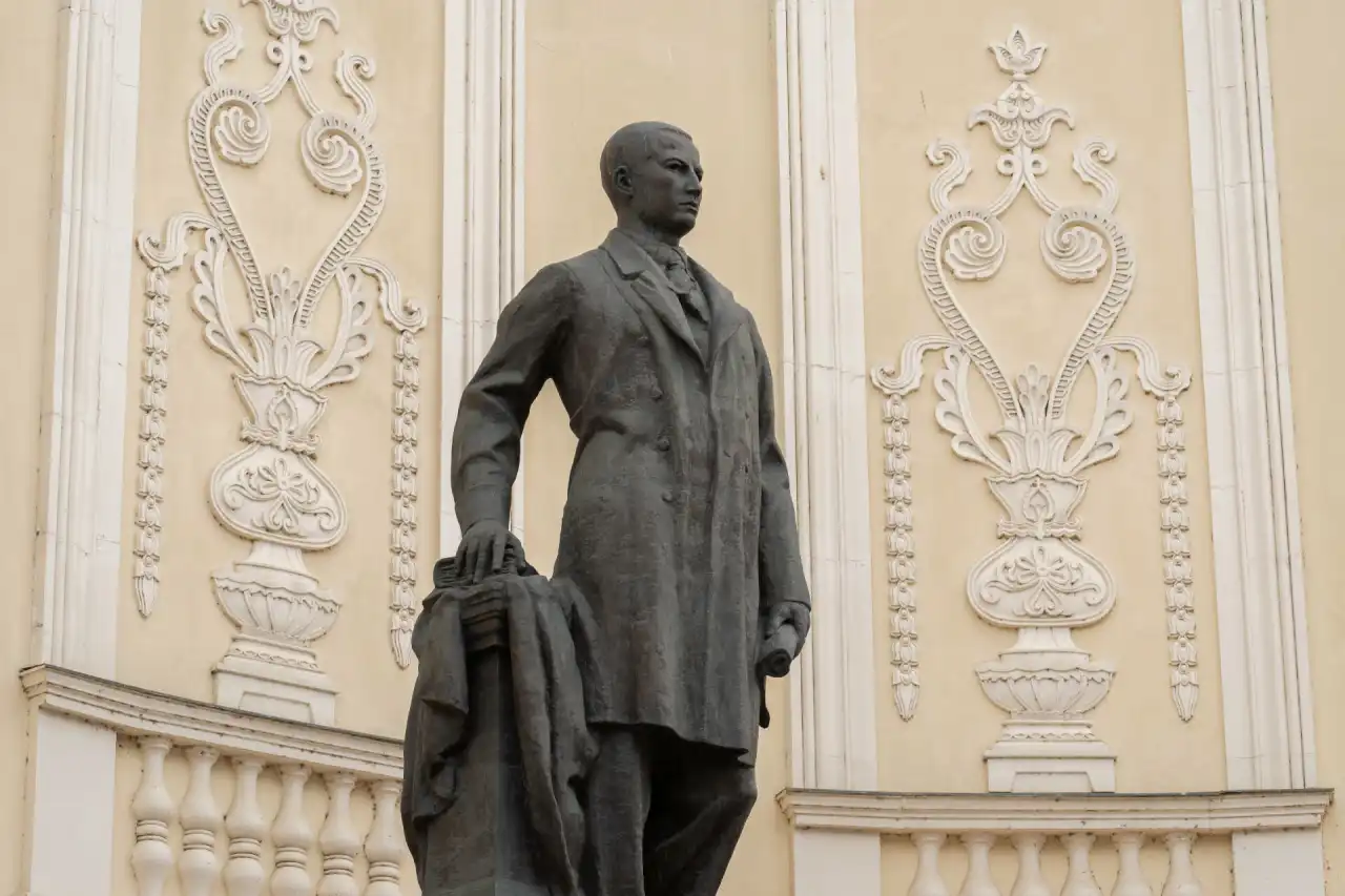 Памятник Габдулле Тукаю в Казани