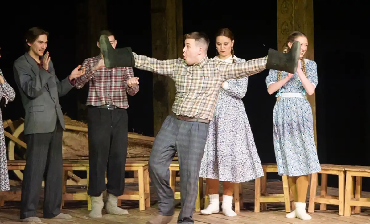 Артисты в театре