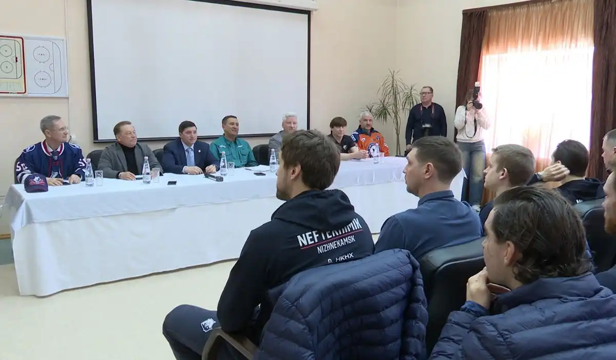 игроки ХК Нефтехимик и руководство Нижнекамска, Нижнекамскнефтехима