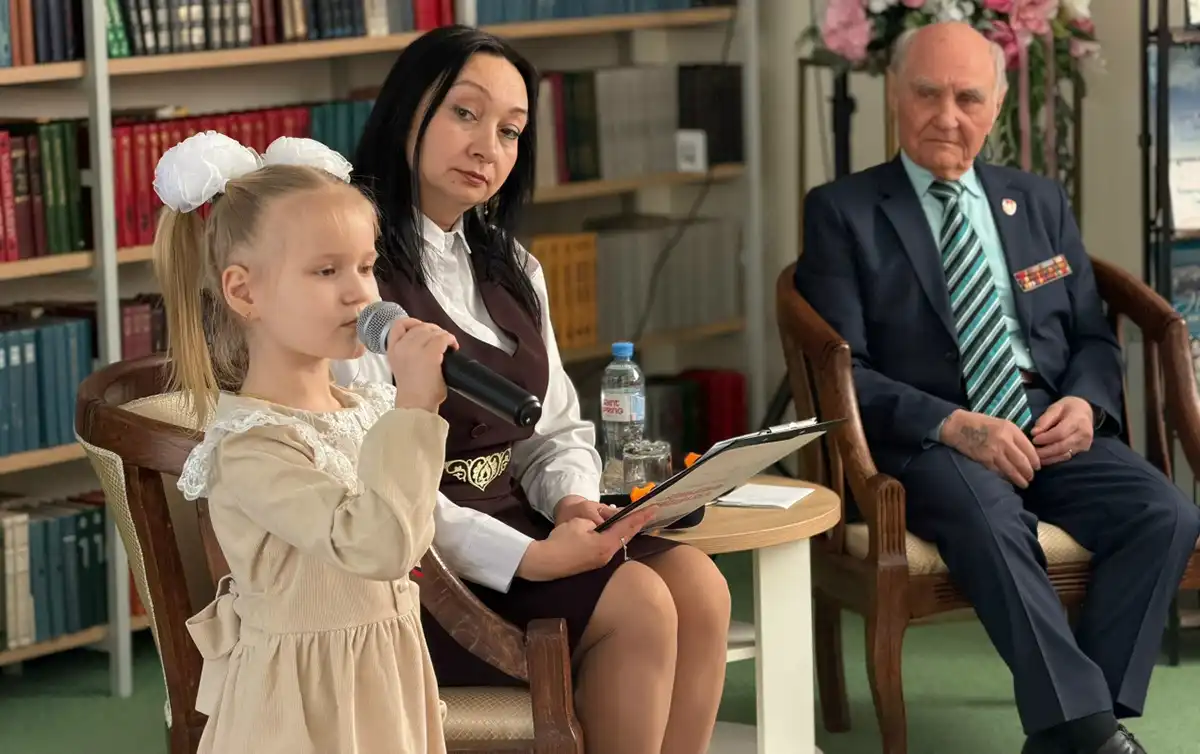 Фотода (сулдан): А. Сәгыйтова, А. Вәлиуллина, К. Ризванов // Фотолар шәхси архивтан