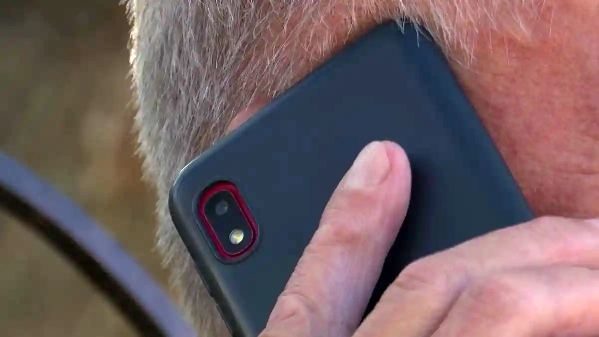 Житель Нижнекамска разговаривает по мобильному телефону с мошенниками