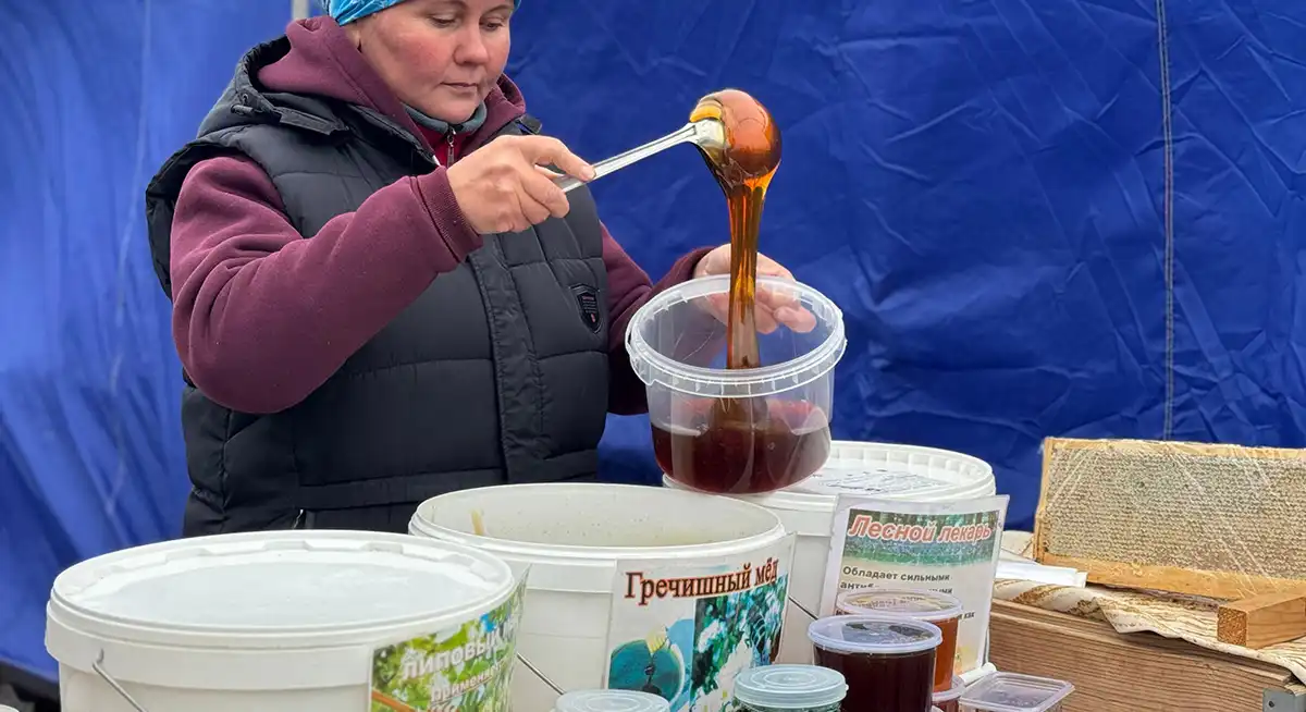 Фермер продает мед на сельхозярмарке в Нижнекамске