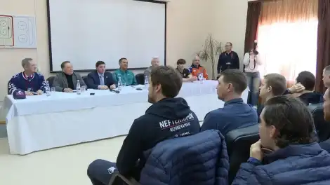 Түбән Кама мэры плей-офф алдыннан «Нефтехимик» хоккейчылары белән очрашты