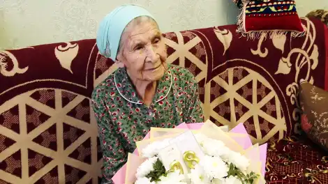 Бөек Ватан сугышы ветеранының Түбән Камада яшәүче 98 яшьлек тол хатыны котлаулар кабул итә
