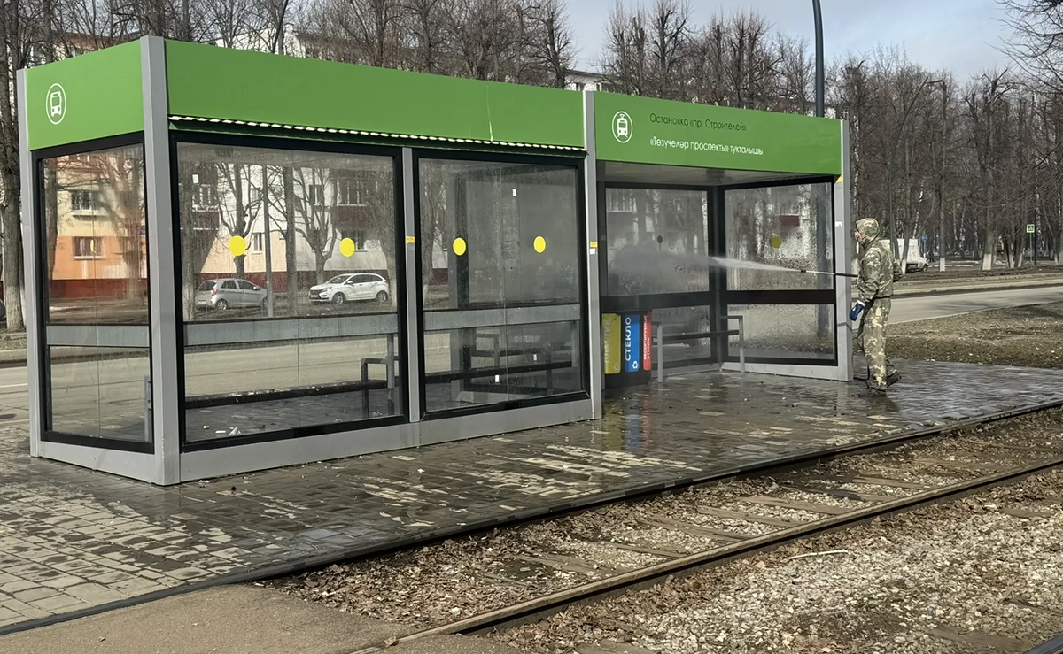 В Нижнекамске моютостановочные павильоны после зимы