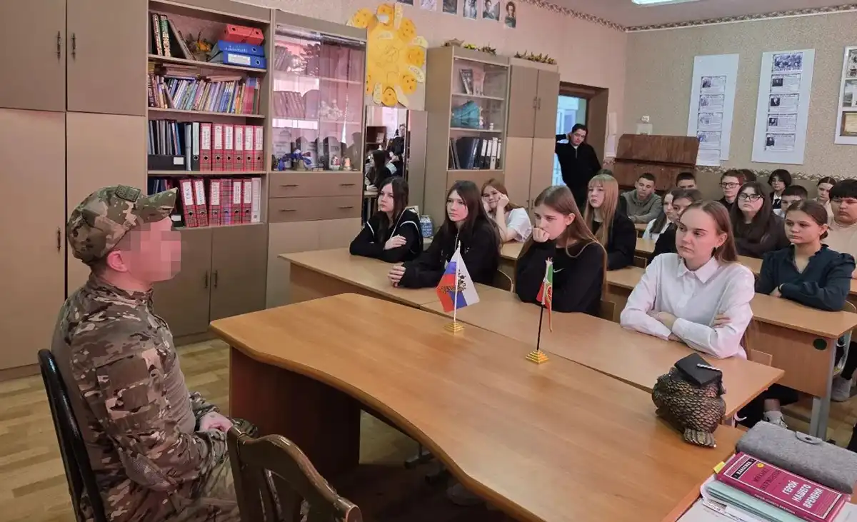 Мәктәп укучылары белән очрашу