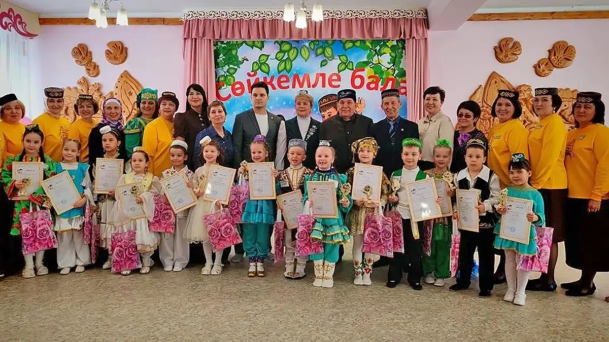 Балаларга бүләкләр тапшыру мизгеле