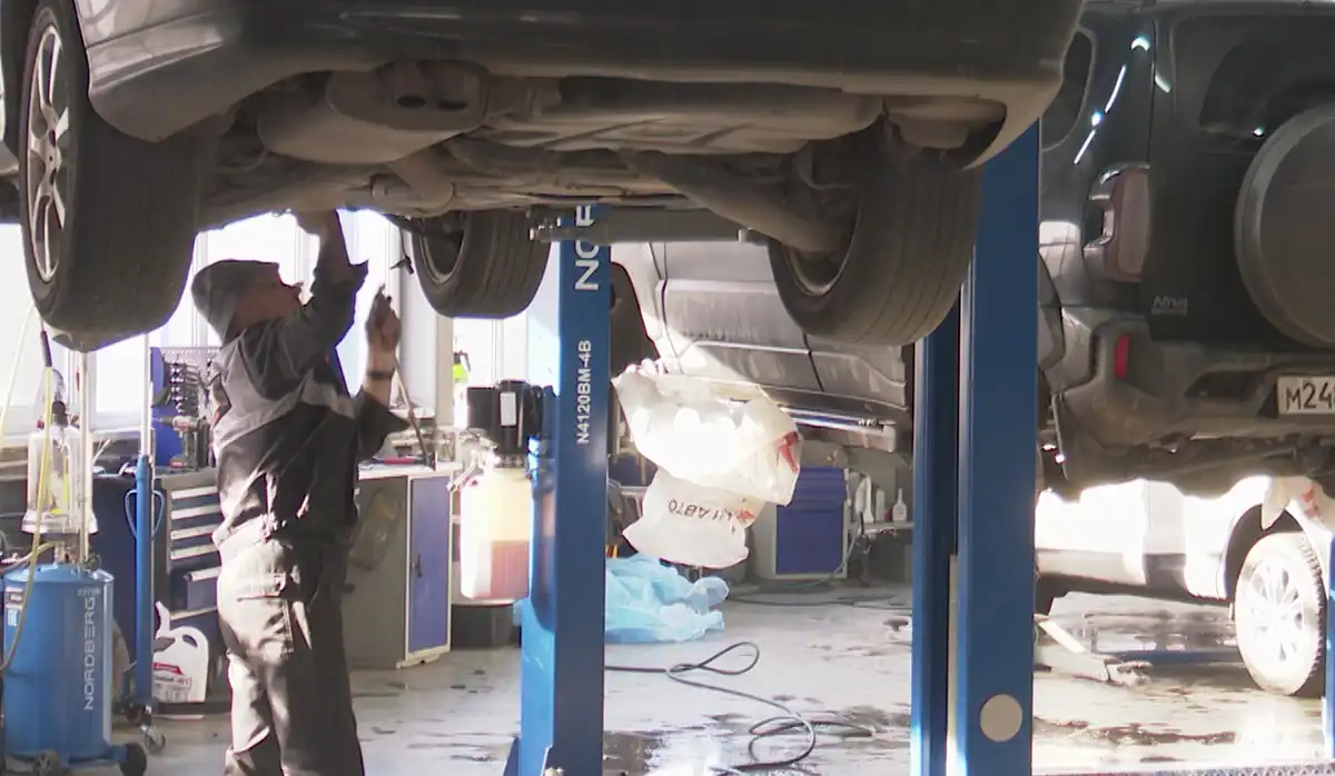 Смена зимних колес на летние на автомобиле