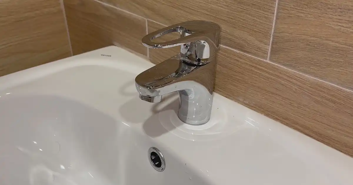 смеситель воды в ванной