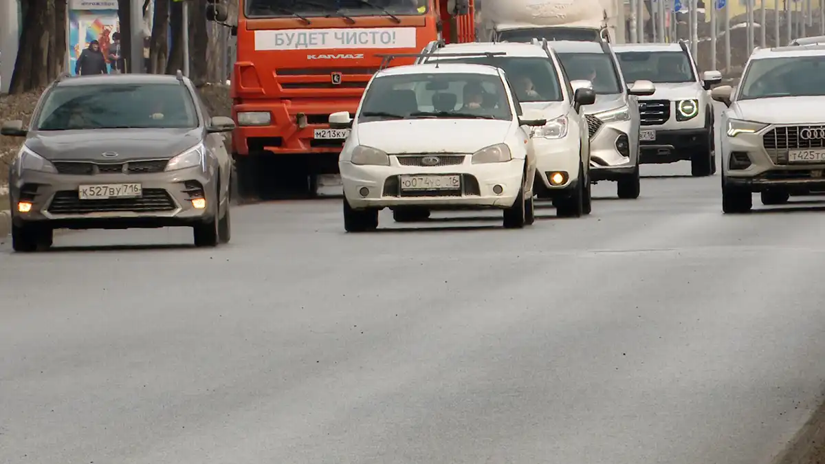 Машина на дороге в Нижнекамске