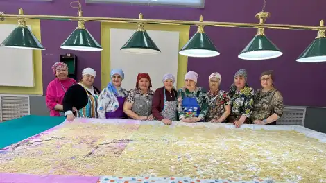 Түбән Кама районының Шәңгәлче авылында яшәүчеләр махсус хәрби операциядә катнашучылар өчен токмач кисәләр