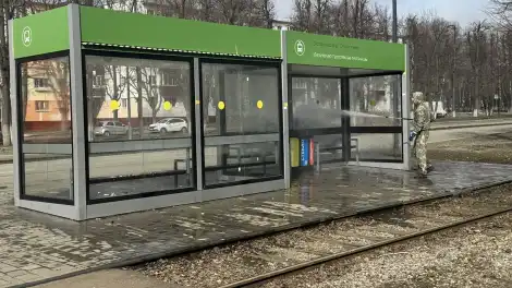 Түбән Камада тукталыш павильоннарын, бордюрларны һәм юл киртәләрен юалар - телеканал НТР 24