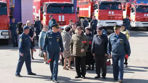 Түбән Камада янгын сүндерүчеләр өлкән буын хезмәткәрләрен котлады