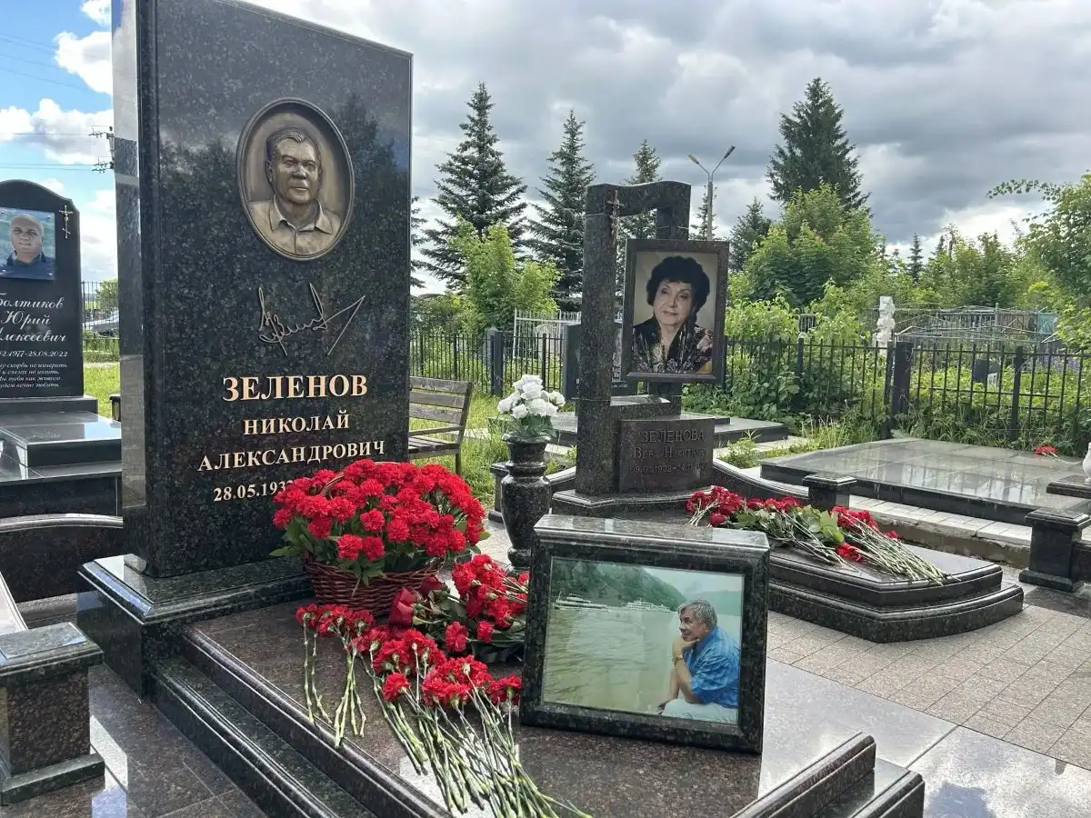 Памятник на могиле Николая Зеленова