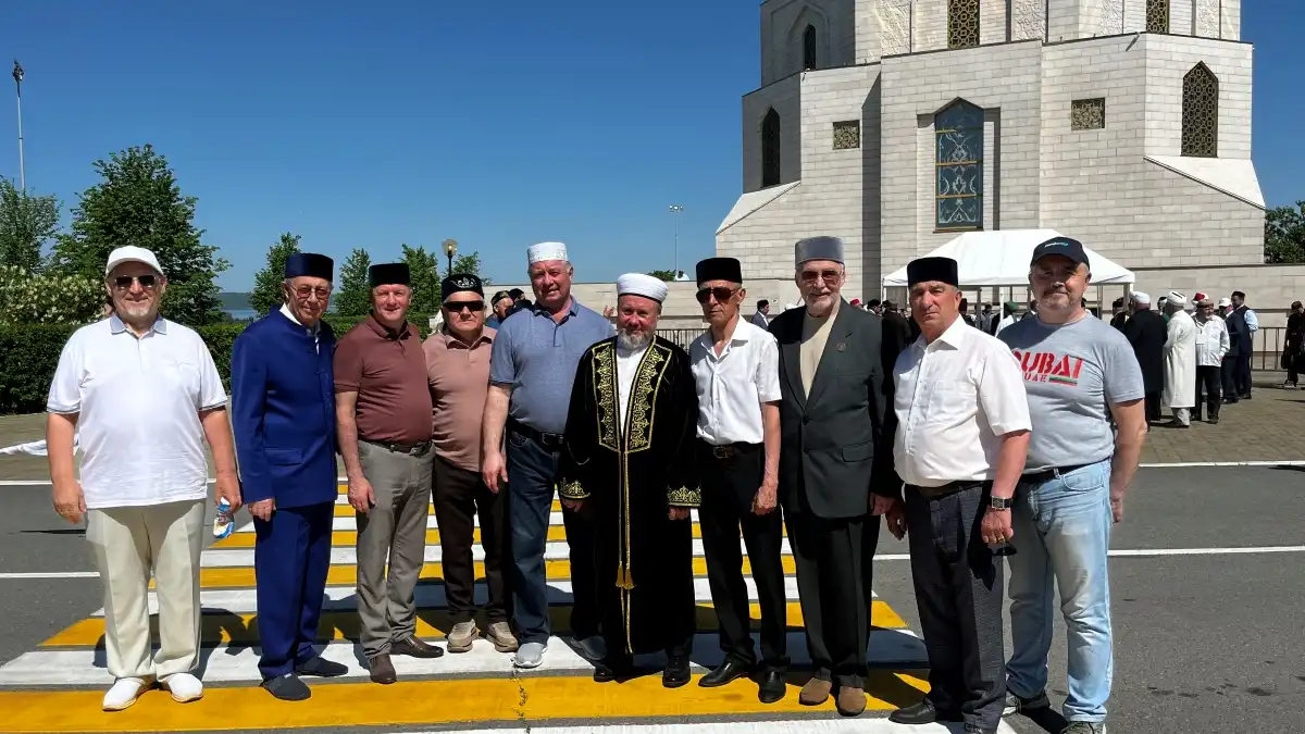 Делегация из Нижнекамска у достопримечательностей Болгара