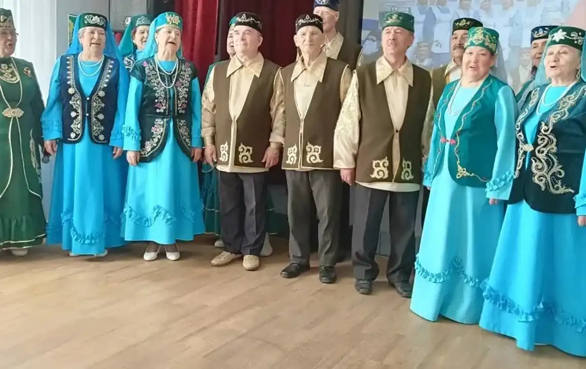 «Талир тәңкә» ансамбле җырчыларының берничәсе