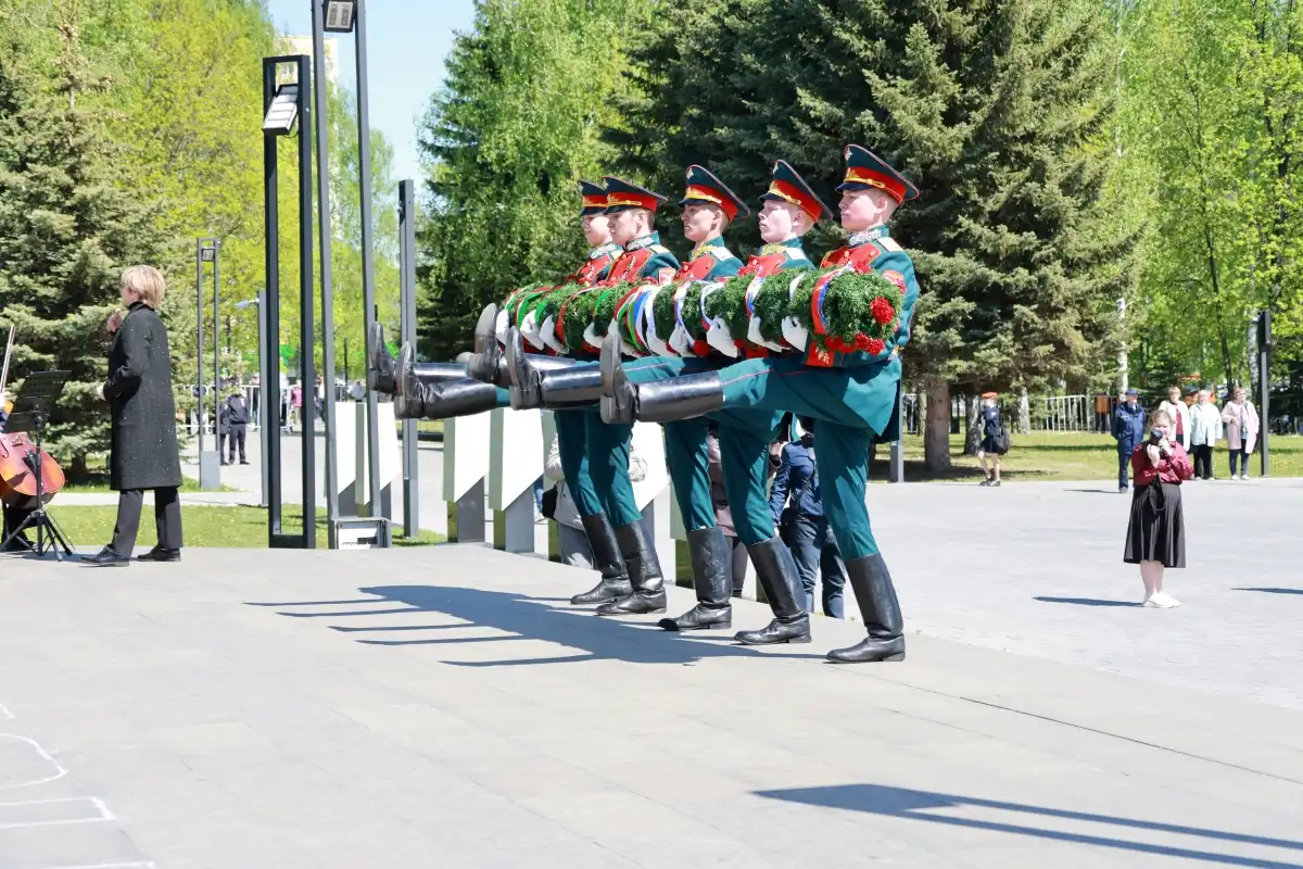 Кадеты возлагают цветы