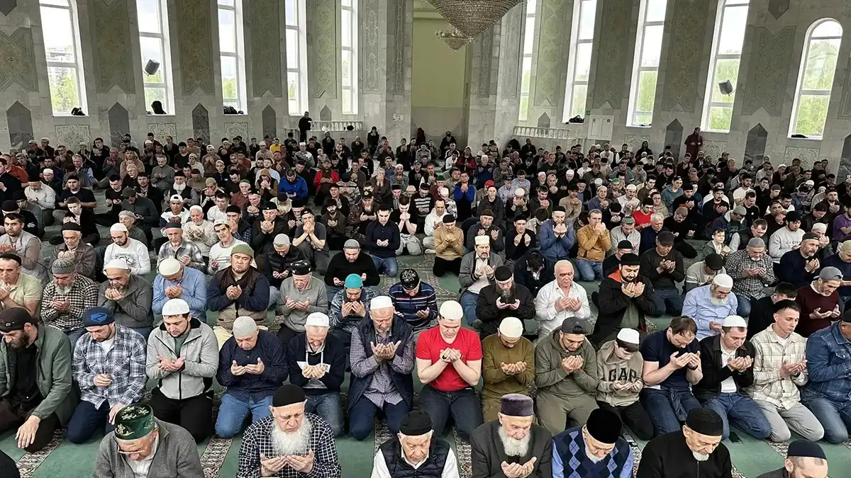 Мусульмане в мечети Нижнекамска молятся за солдат