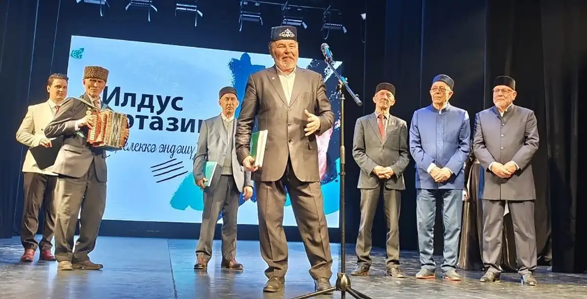 Татарстанның халык рәссамы М. Минһаҗев котлау сүзе әйтә