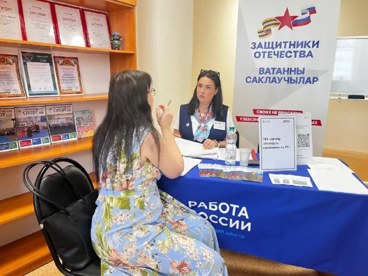 Специалист проводит собеседование с соискателем