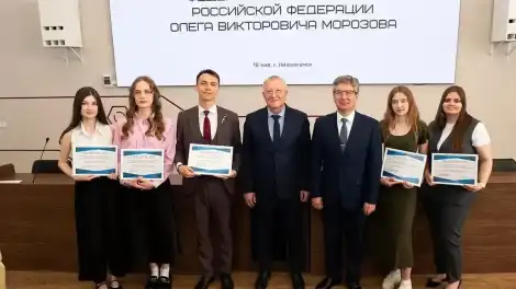 Олег Морозов Түбән Кама химия-технология институты студентларына исемле стипендияләр тапшырды