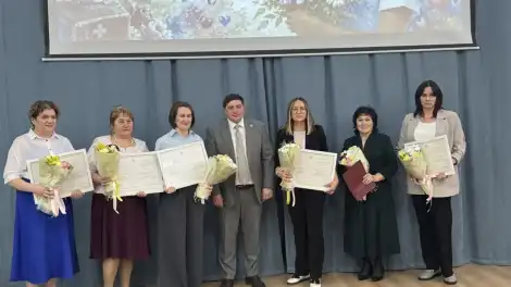 Түбән Кама районы башлыгы шәфкать туташларын һөнәри бәйрәмнәре белән котлады - телеканал НТР 24
