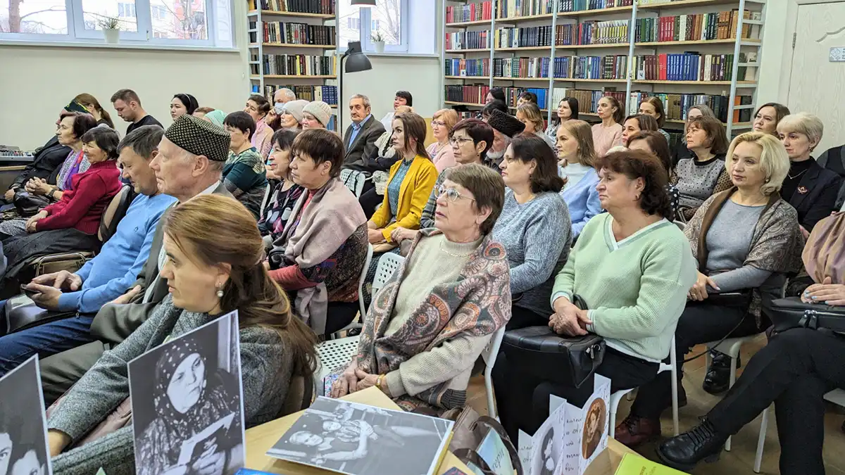 Китапханәдәге бер чарадан күренеш