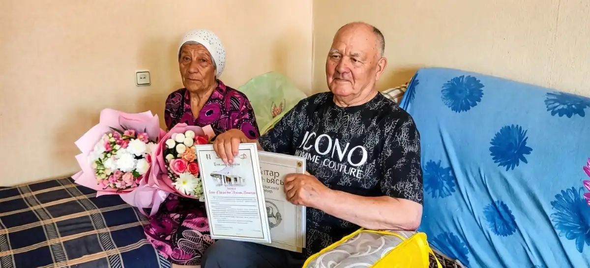 Семья, прожившая в браке 65 лет, принимает поздравления и подарки