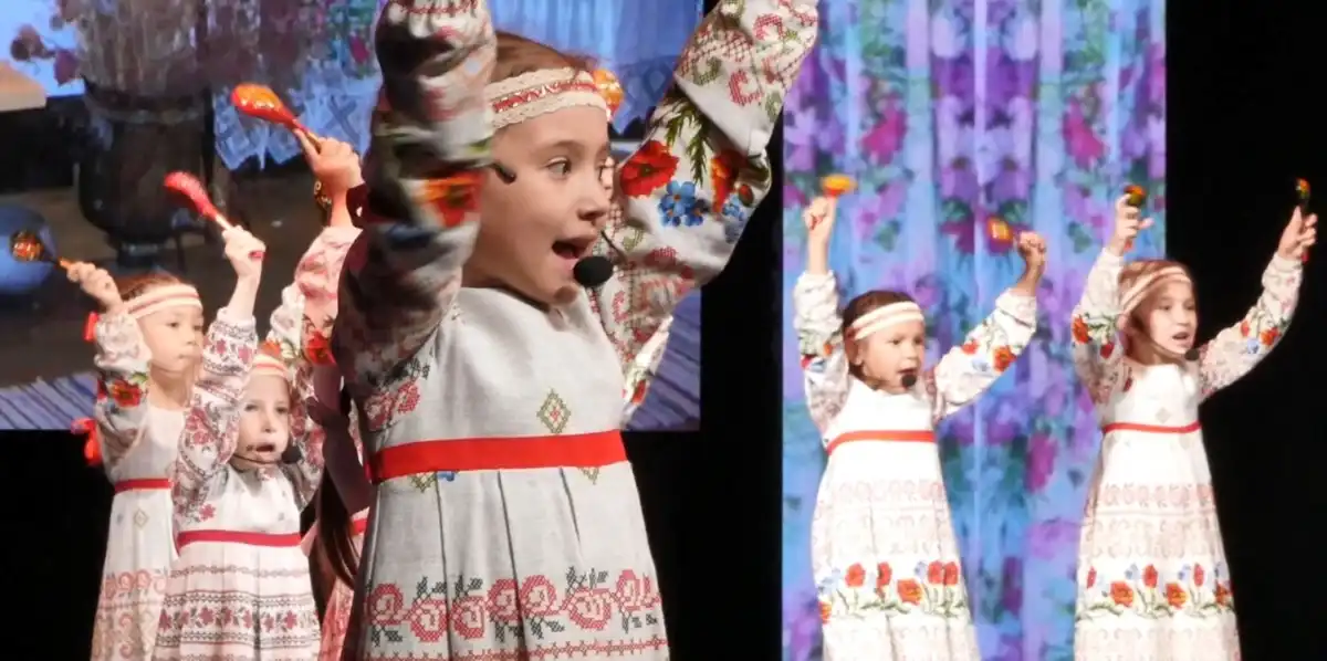 дети выступают на сцене