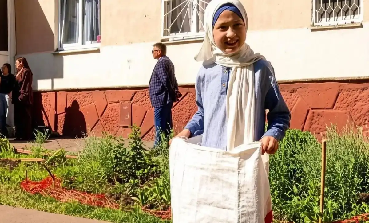 девочка прыгает в мешке