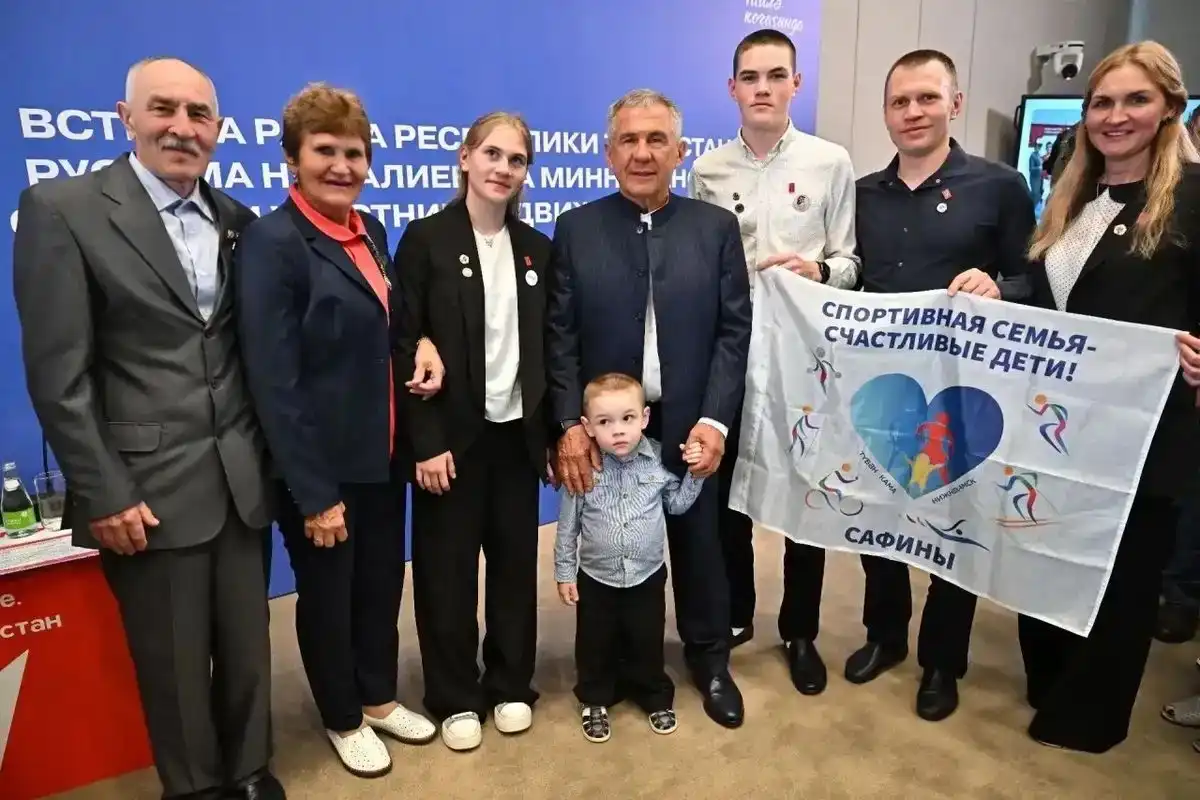 Татарстан рәисе Рөстәм Миңнеханов Сафиннар гаиләсен котлый