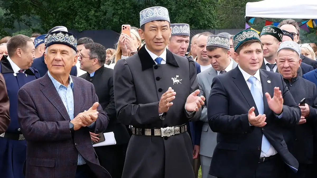 Татарстан рәисе Р. Миңнеханов, Саха (Якутия) Республикасы Хөкүмәте рәисе урынбасары С. Местников һәм Түбән Кама мэры Р. Беляев бәйрәмдә