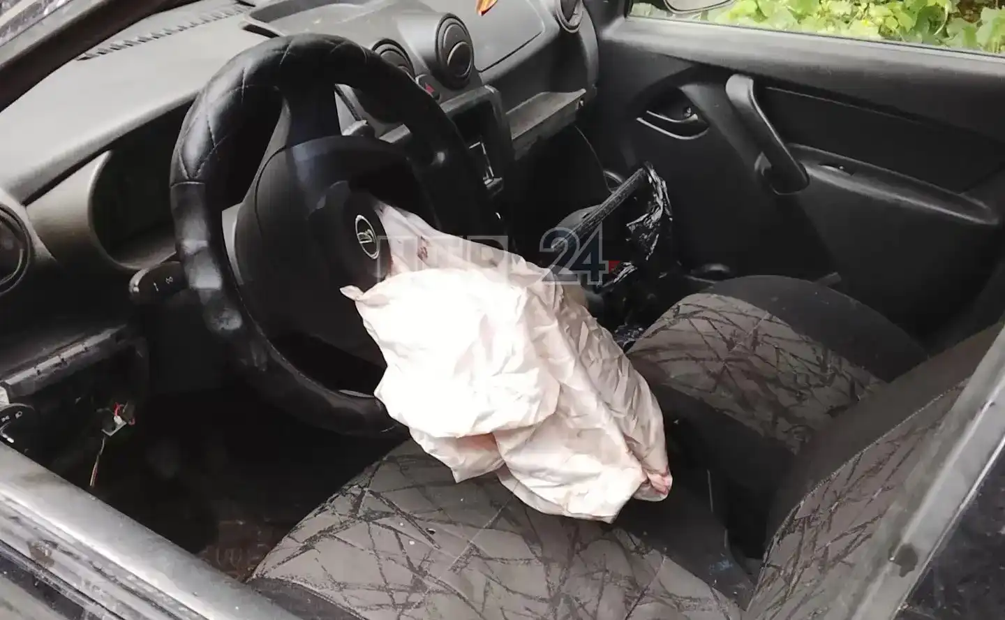 Повреждённый автомобиль после ДТП с лосем около Нижнекамска