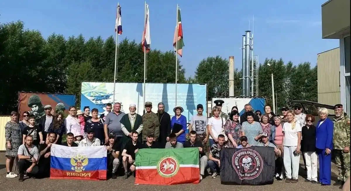 Мужчины, подписавшие контракт, вместе с родственниками