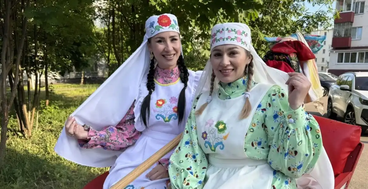 артисты на конной повозке