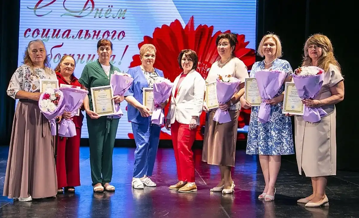 Бүләккә лаек булган бер төркем социаль хезмәткәрләр