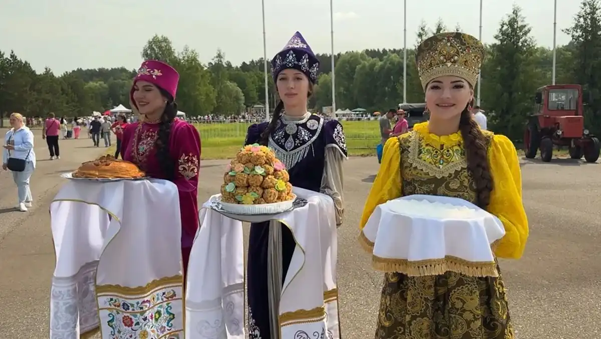 Бәйрәмгә килүчеләргә – ипи-тоз