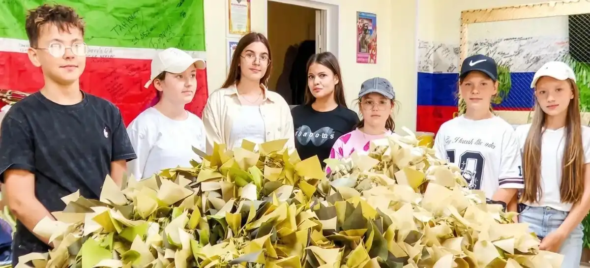 Ученики принесли маскировочную сеть для бойцов СВО