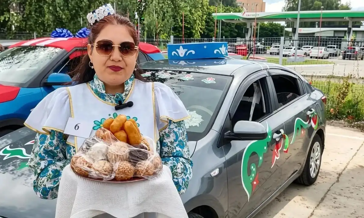Участница конкурса представляет творческий номер.